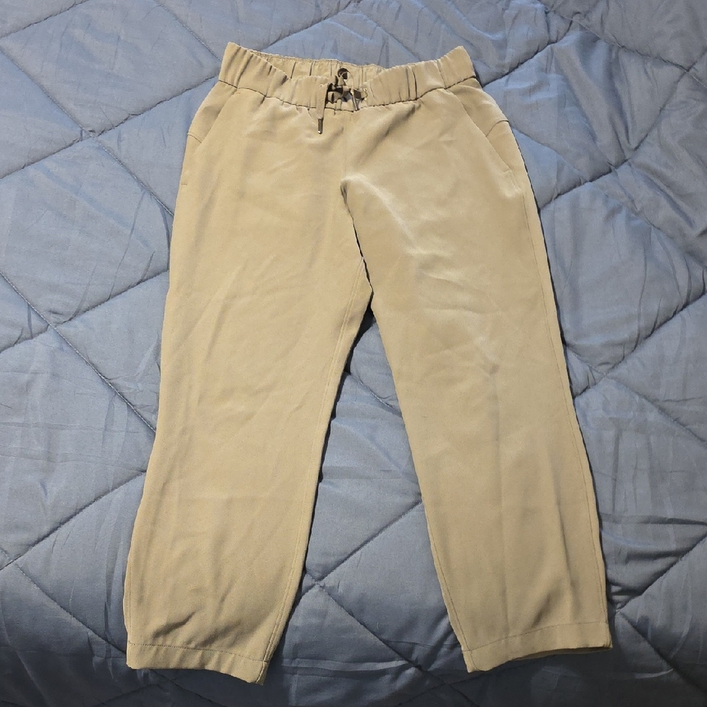 Lululemon Women's Cropped Joggers